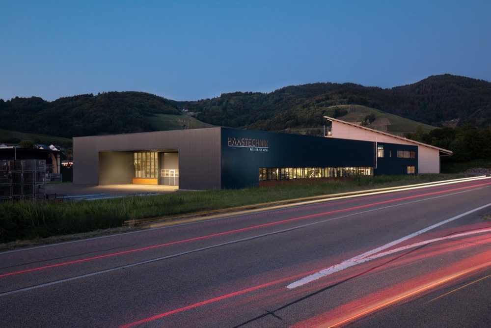 Firmengebäude der HAASTECHNIK GmbH bei Dämmerung